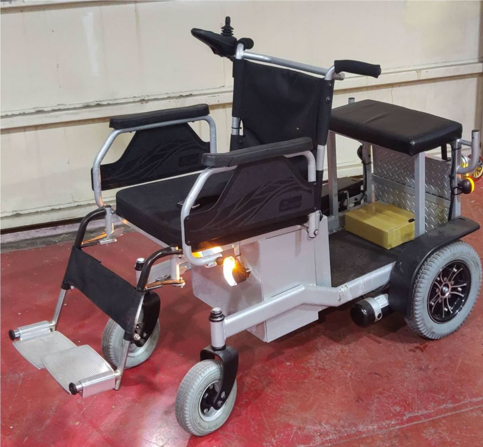 כסא גלגלים ממונע לשני אנשים